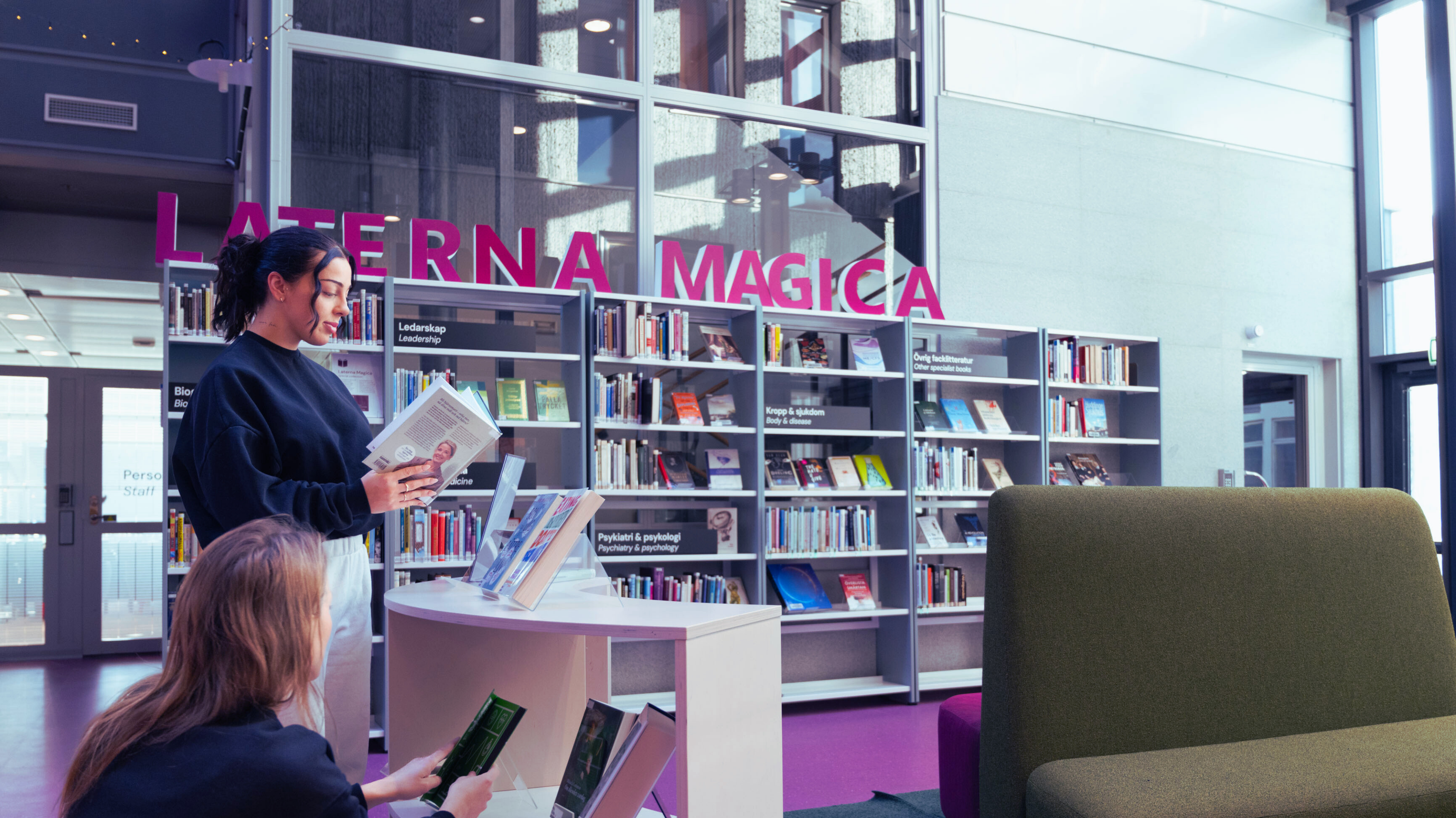 Studenter i läshörnan