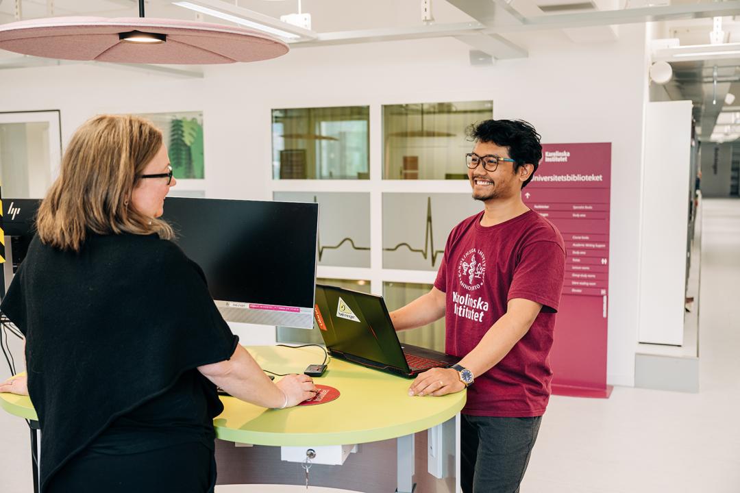 Student visiting the information desk in Solna.