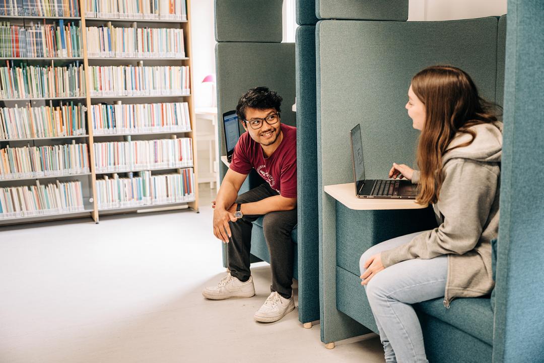 Två studenter i Solna.