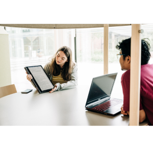 Två studenter med laptops