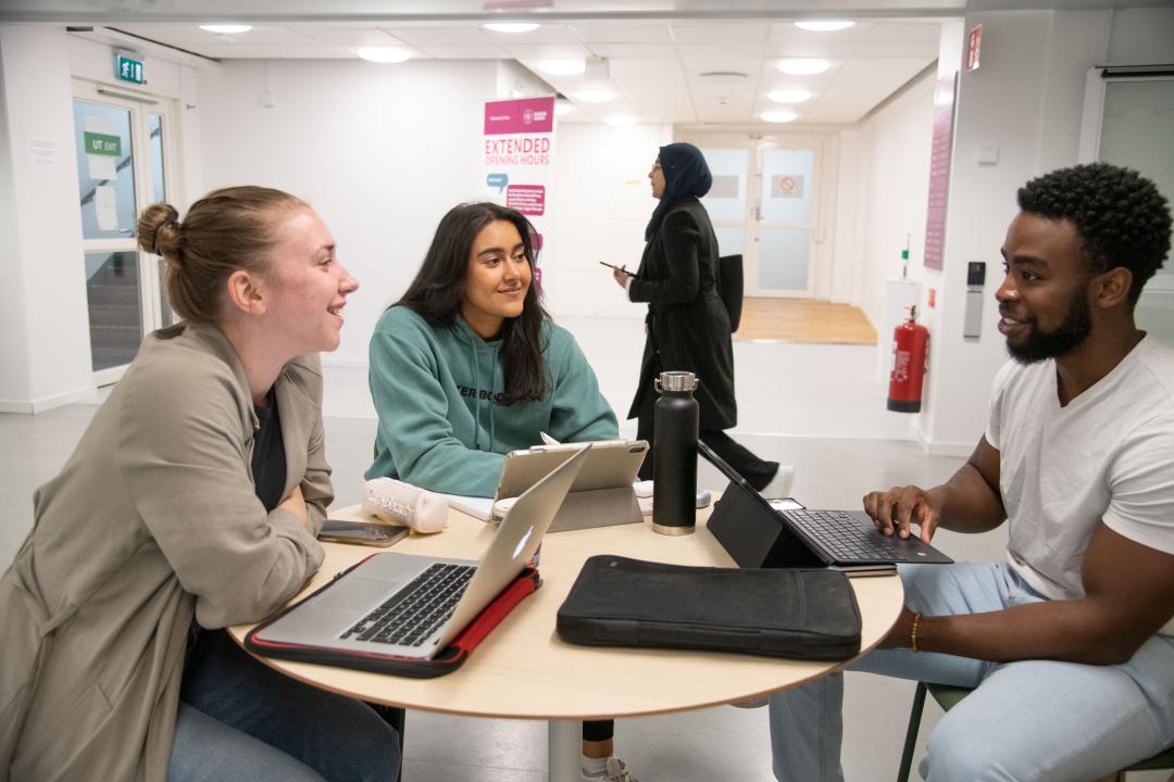 Studenter som sitter med laptops