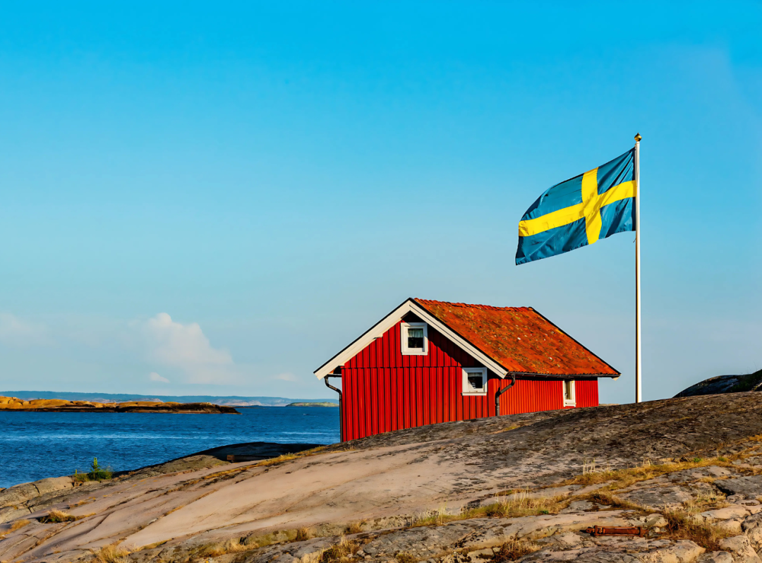 Sommarstuga på ö med flagga